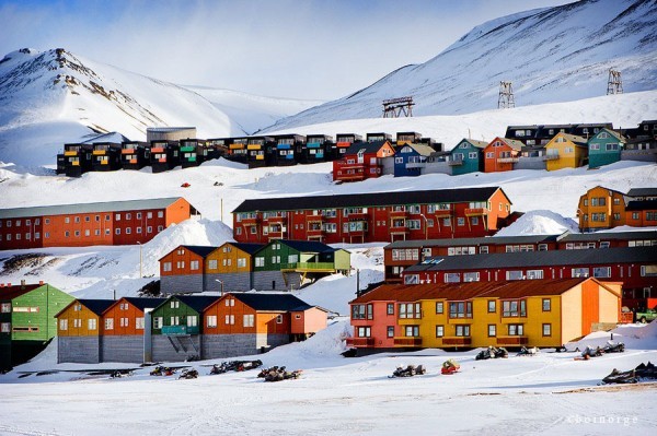 Thành phố không có nghĩa trang Longyearbyen, Na Uy. Ngoài những ngôi nhà màu sắc sinh động có “1-0-2” thì  vùng đất kỳ lạ này nổi tiếng là thành phố không nghĩa trang. Nguyên nhân không phải do người dân sợ mất vẻ mỹ quan của thành phố mà do nhiệt độ ở đây quá thấp, thi thể con người không thể nào phân hủy được. Cư dân Longyearbyen sau khi qua đời được đem tới nơi khác để chôn cất.